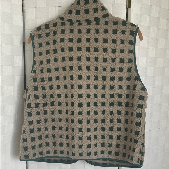 Women's Sherpa Grid Zip Vest - Beige with Dark Green Trim - Picture 5 of 9
